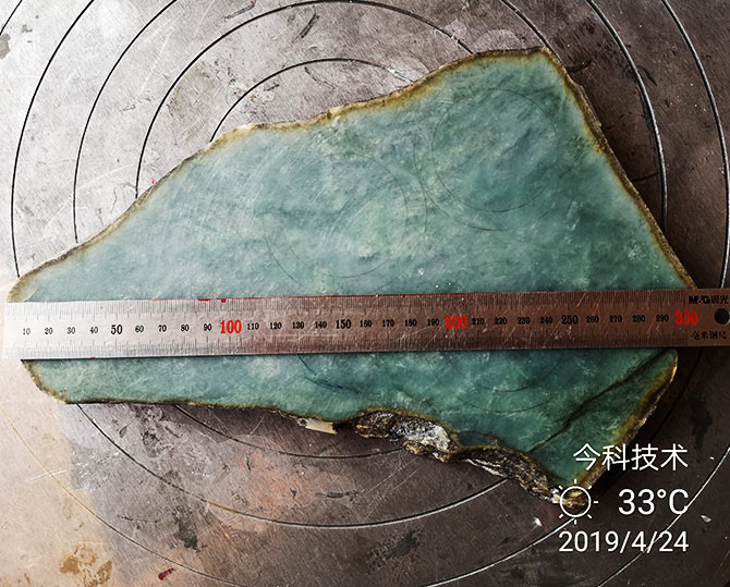 泰州今科金刚石线切割机效果怎样？金刚石线切割机加工实例：直径300mm翡翠切割效果展示。
