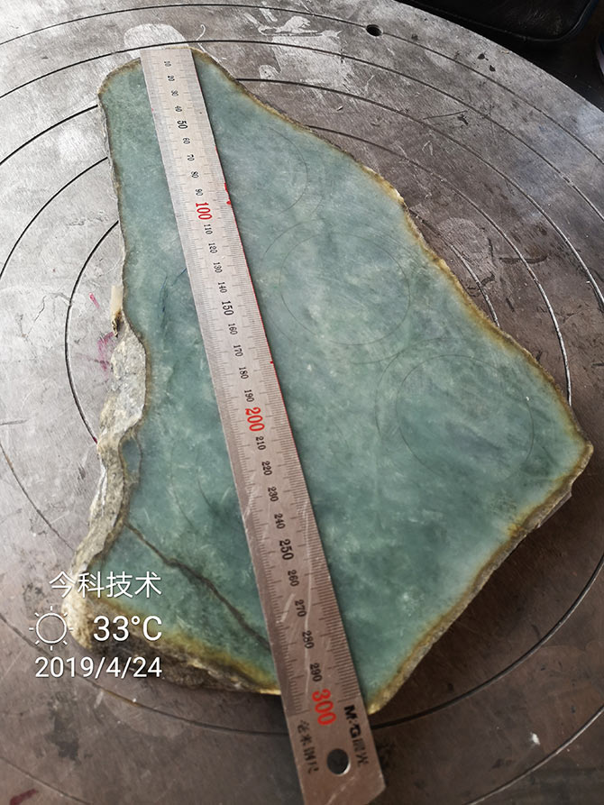泰州今科金刚石线切割机效果怎样？金刚石线切割机加工实例：直径300mm翡翠切割效果展示。
