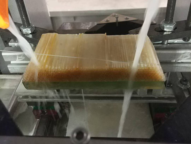 卧式结构金刚石线锯切玻璃管
