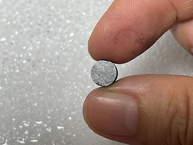 氧化锆切样，氧化锆切割设备，氧化锆切割机，今科技术